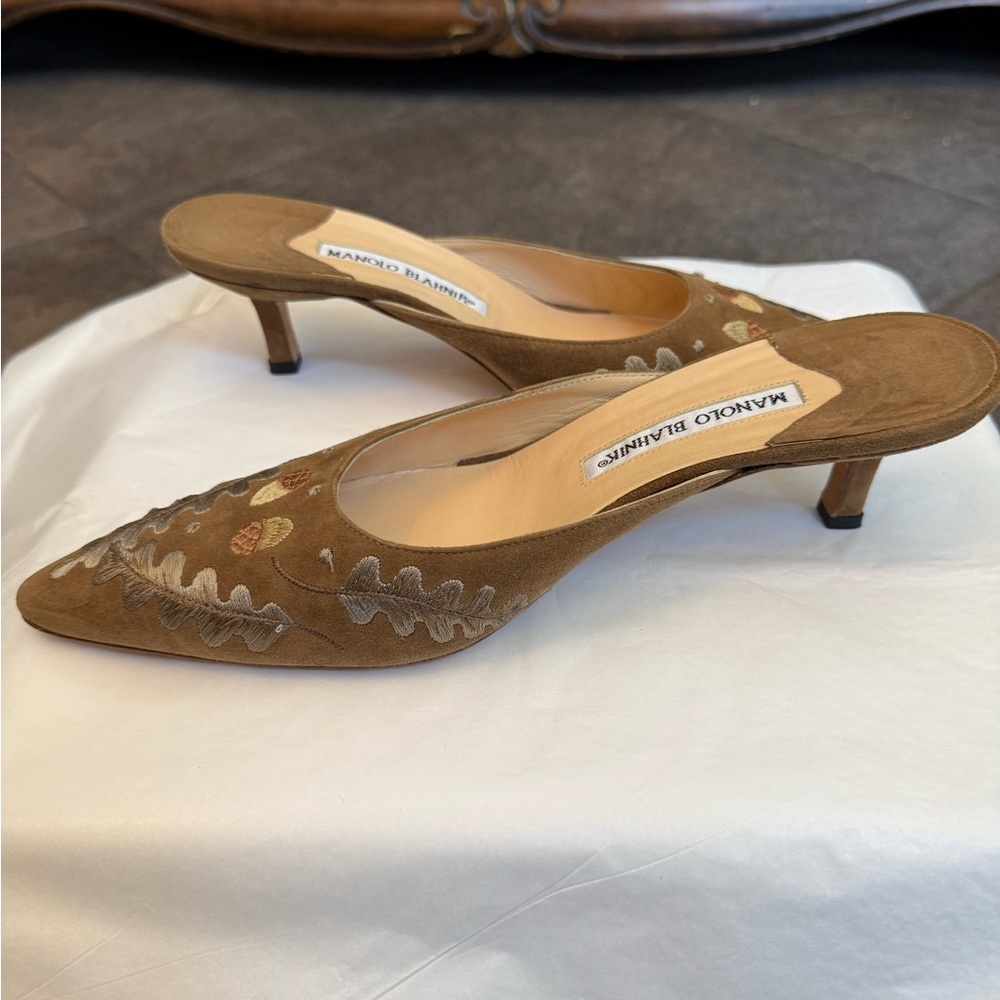 Manolo Blahnik Brown Suede Embroidered Pointed Toe Kitten Heel Mules 38.5 VTG - Picture 7 of 10